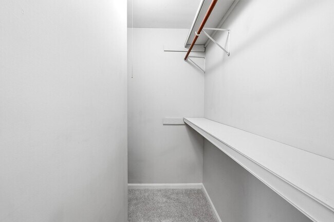 Building Photo - Renovated end-unit townhome in the Heart of Roswell