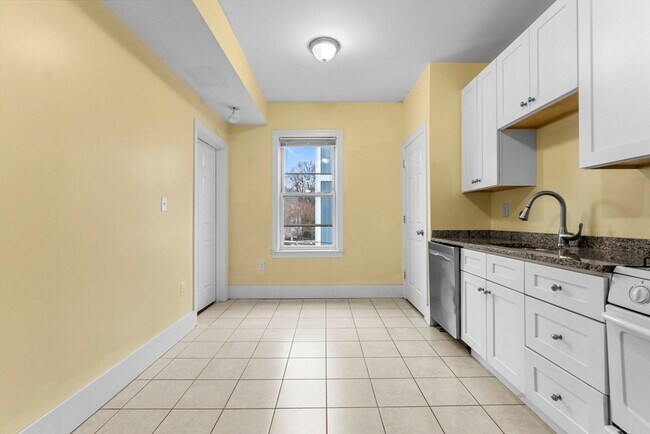 Building Photo - 573 Washington St