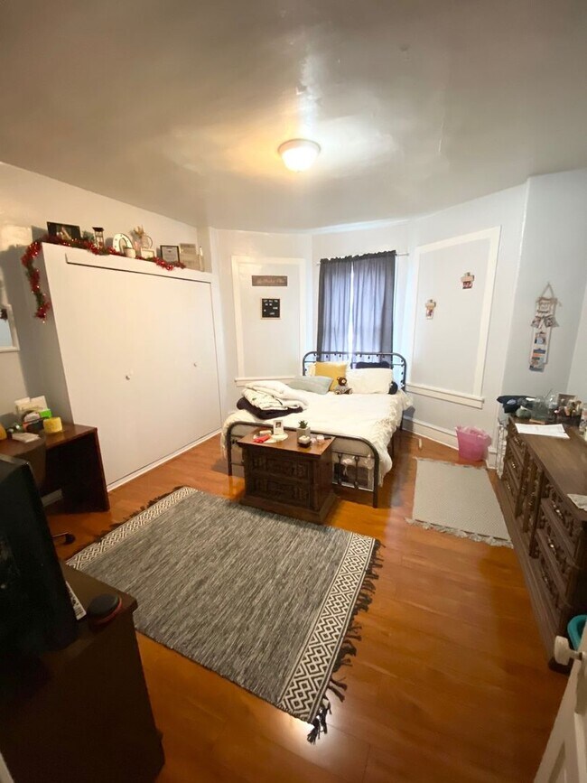 Building Photo - Spacious 3 or 4 Bedroom 2 Bathroom Available in Oakland, Modern Updates and Great Front Porch and...