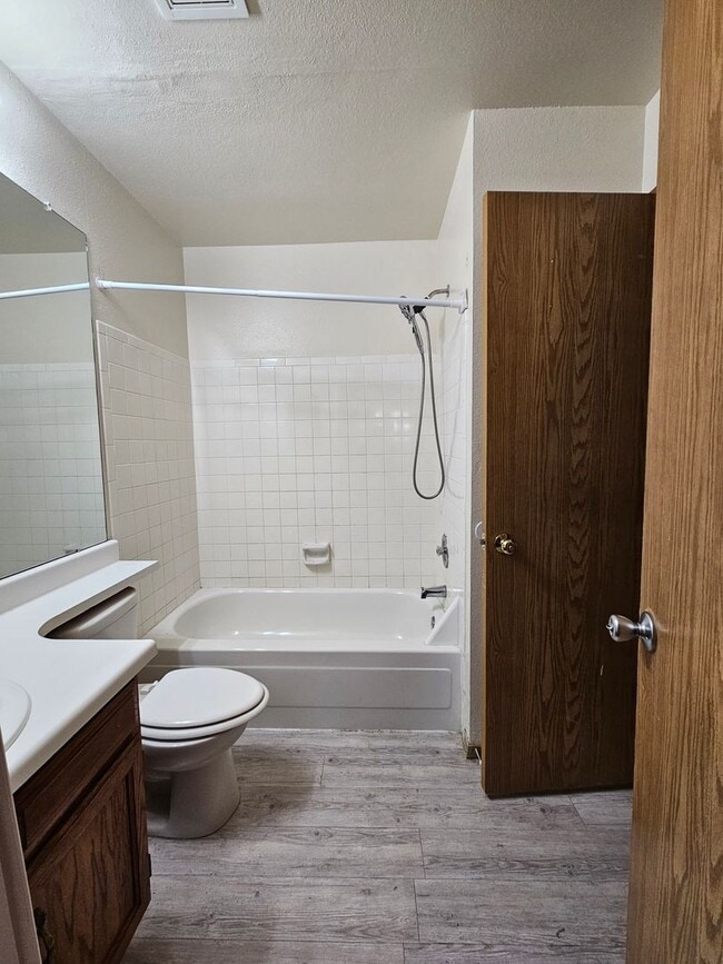 Building Photo - Spacious 2 Bed Townhome w/ Fenced Yard & N...