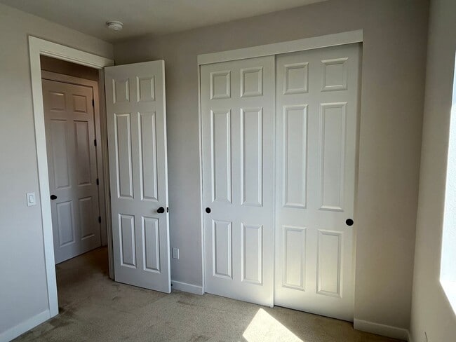 Building Photo - Modern Luxury Meets Convenience in Hillsboro