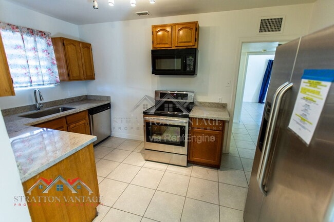 Building Photo - 1324 W Clarendon Ave