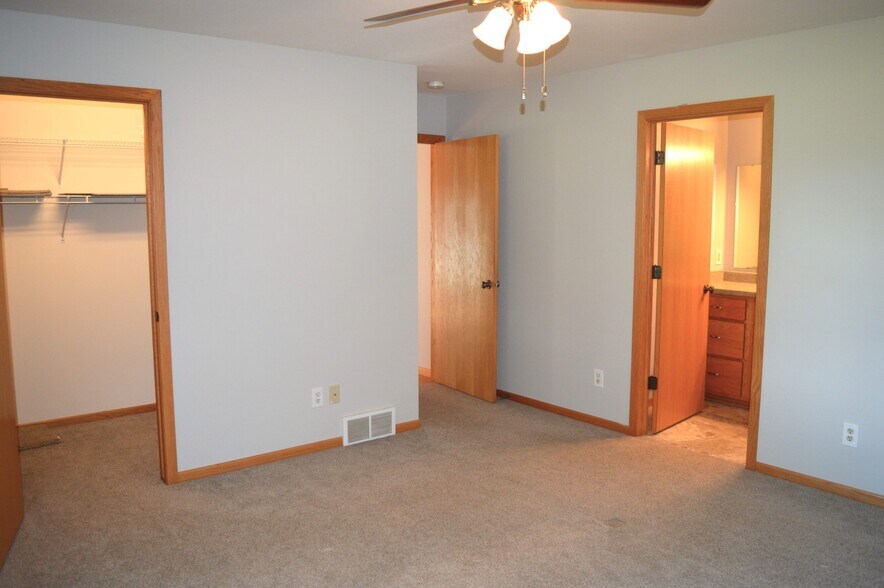 Building Photo - 715 Ariel Ln