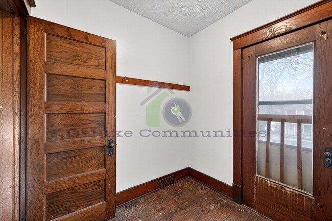 Building Photo - Beautiful Two Bedroom Lower Unit! Available NOW!!