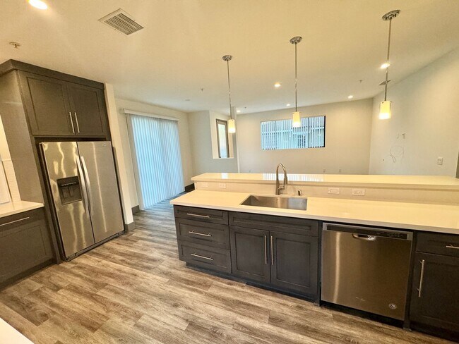 Building Photo - NEWER  4BED 3 BATH FRONT TOWNHOME*HWFLS*BALCONY*W/D IN  UNIT* CENTRAL AIR/HEAT* *STAINLESS  APPLI...