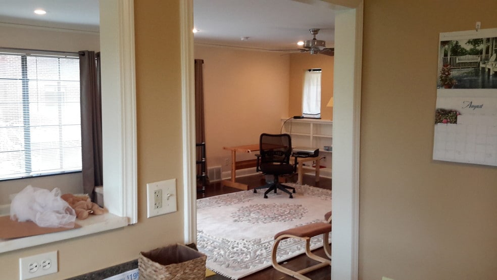 Building Photo - 1403 Summit Dr