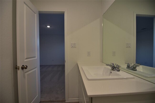 Building Photo - 343 Keefer