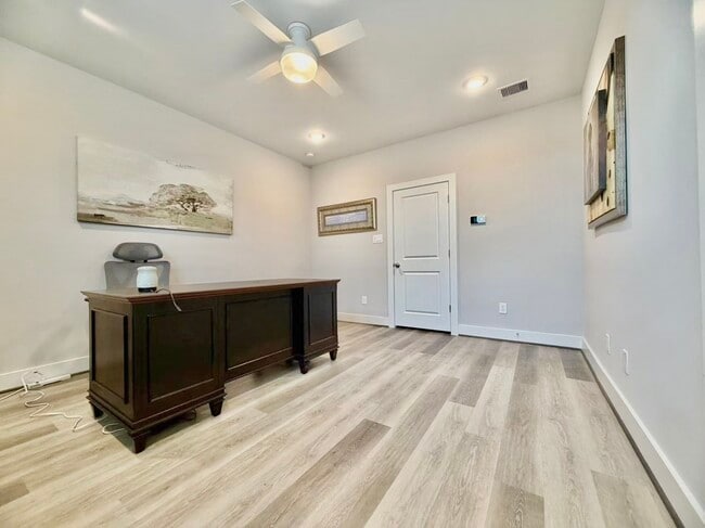 Building Photo - 1254 N Post Oak Rd