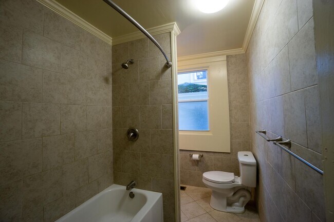 Building Photo - AVAILABLE 8/1/26  3 Story Townhouse On Qui...