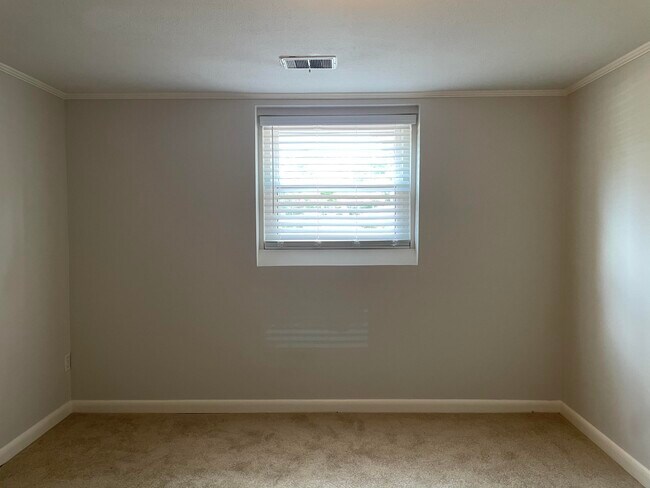 Building Photo - 3421 Holwyn Rd