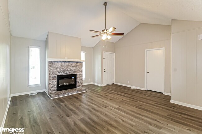 Building Photo - 632 Country Club Dr