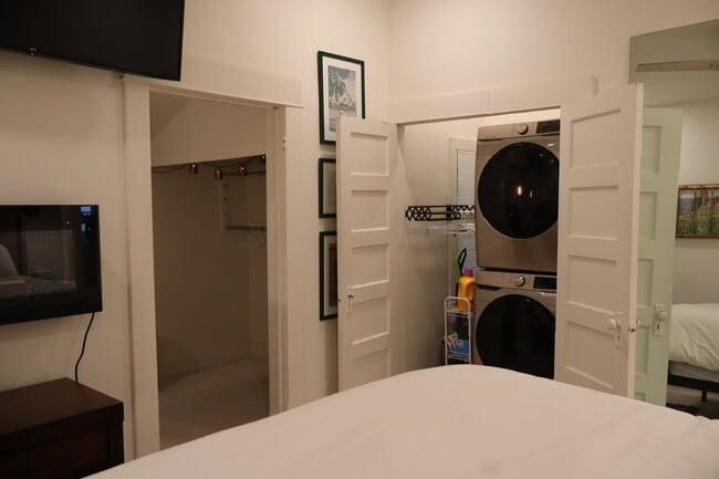 Building Photo - Fully Furnished Home In Great Location - Just Steps from Old Town