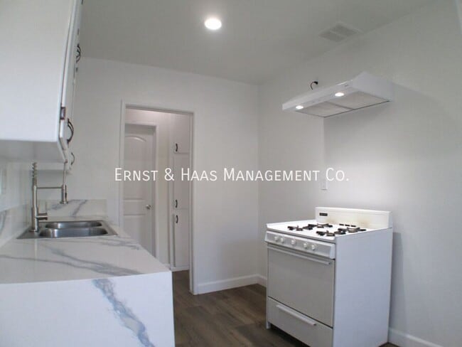 Building Photo - 230 E Hullett St