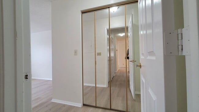 Building Photo - Gorgeous Fully Remodeled Condo