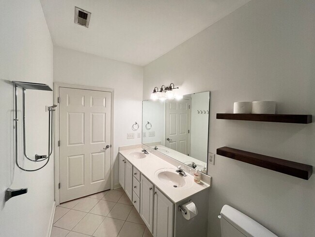 Building Photo - Spacious 2BD, 2BA Condo in a Prime Locatio...