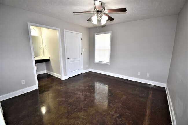 Building Photo - 333 Rossview Rd