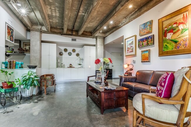 Building Photo - FANTASTIC 2-BEDROOM KING WILLIAM CONDOMINIUM