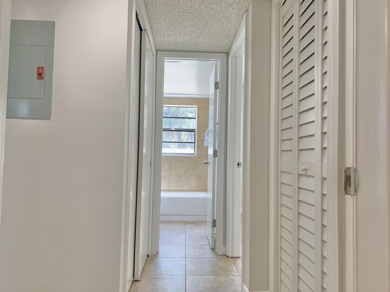 Building Photo - 5107 S Clarice Ct