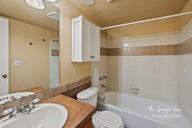 Building Photo - Spacious & Unique 3BD/2BA Townhome w/ Gara...