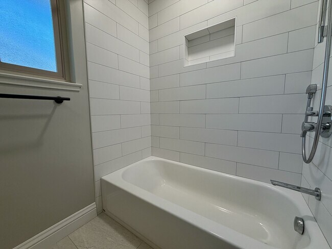 Building Photo - 832 Cathedral Dr