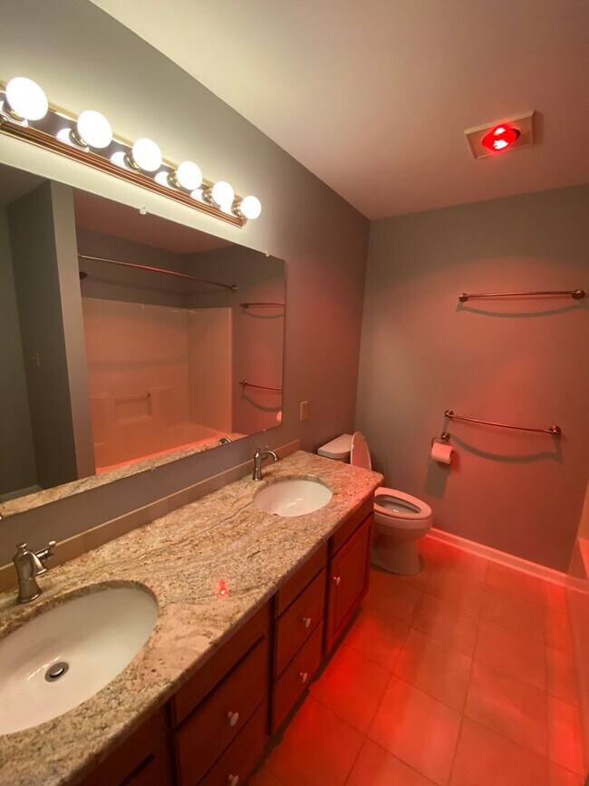 Building Photo - Beautiful 3 BR End Unit Townhouse in Summit Hills!