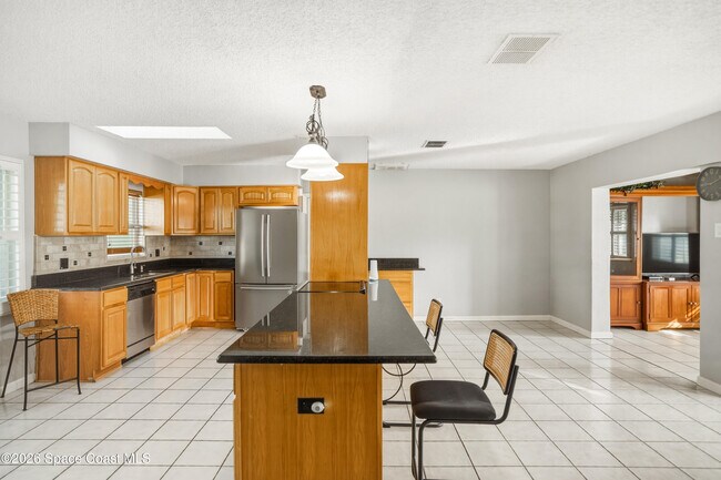 Building Photo - 1205 Sun Cir W