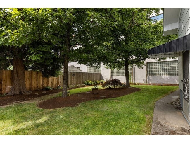 Building Photo - Charming 2-Bedroom Gem with Spacious Living Room and Bright Open Kitchen!