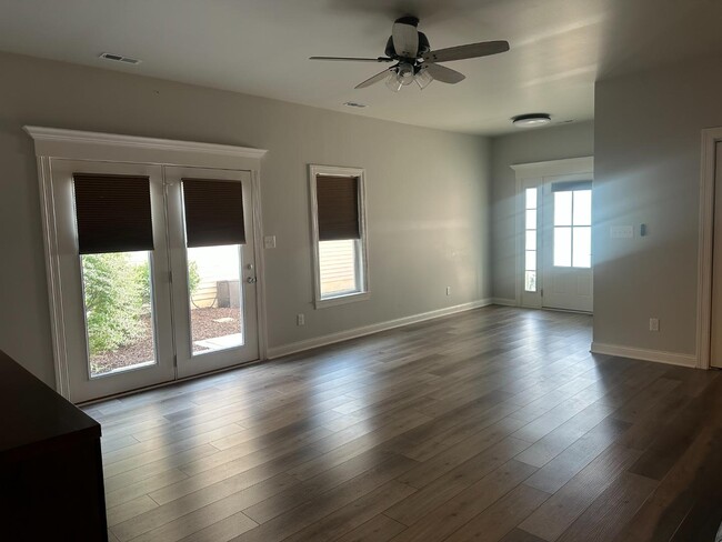 Building Photo - 107 Summertree Dr