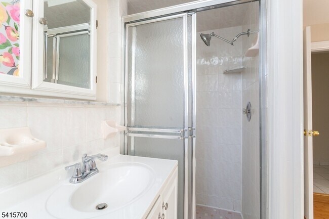 Building Photo - 27 Ashwood Ave