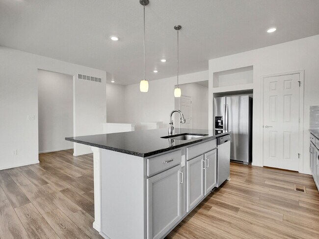 Building Photo - $3,295, 3 bed, 3 bath, located in Erie