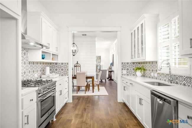 Building Photo - 653 Center Green