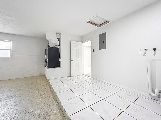 Building Photo - 8676 Hillside Dr