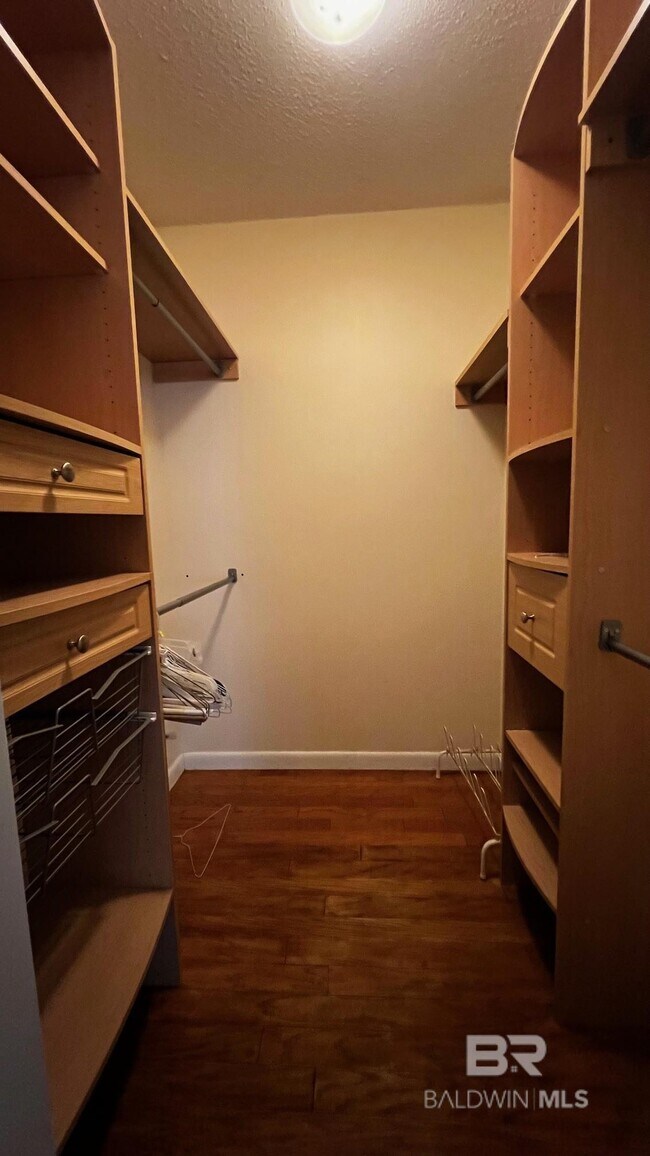 Building Photo - 905 Van Ave