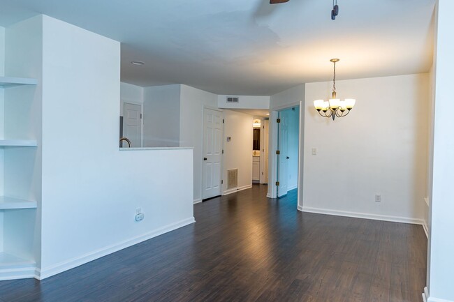 Building Photo - Gorgeous modern Main Level 2 bedroom 2 bat...