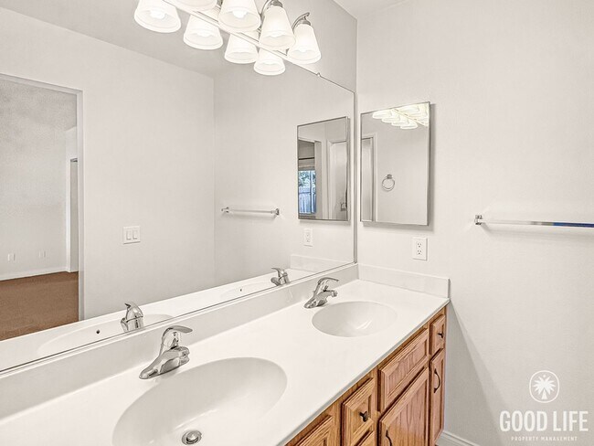 Building Photo - Bright Modern Home in Twin Oaks Golf Course