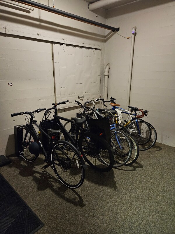 Building Photo - 530 W Olympic Pl