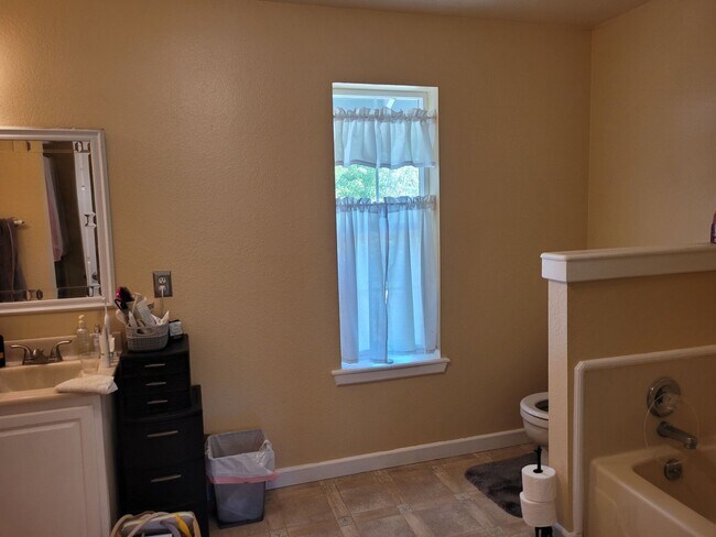 Building Photo - Beautiful 4BR/3Ba Home in Susanville CA  3420 Sq Feet