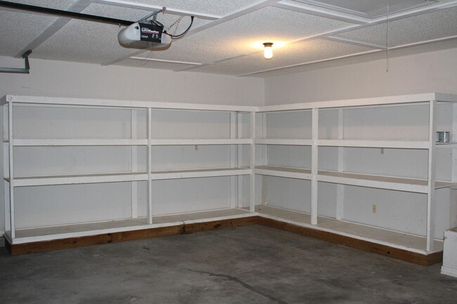 Building Photo - 305 Ashley Dr