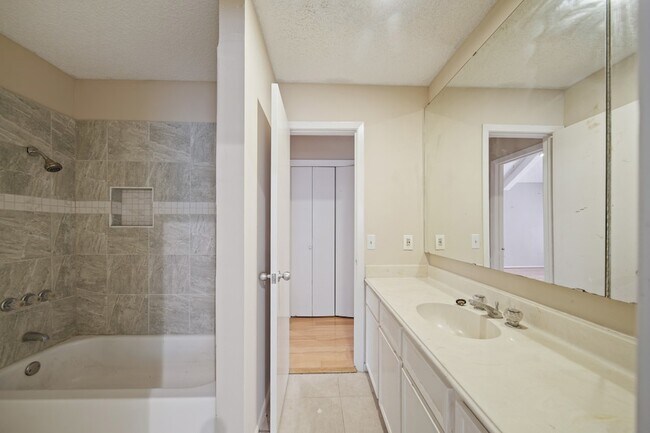 Building Photo - 130 Sugar Berry Cir