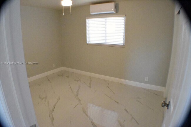 Building Photo - 622 NE 6th St