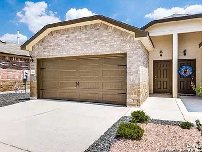 Building Photo - Beautiful Duplex in Seguin!