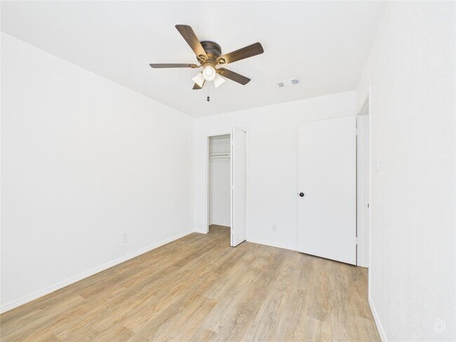 Building Photo - 5809 Glenhollow Path