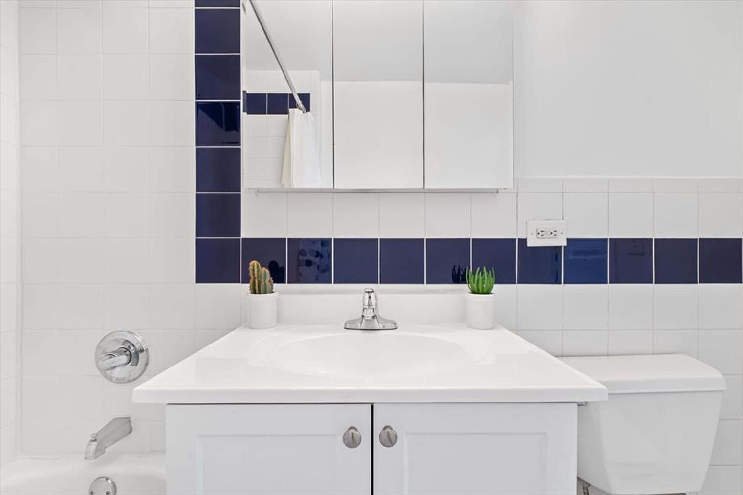 Building Photo - 330 River St