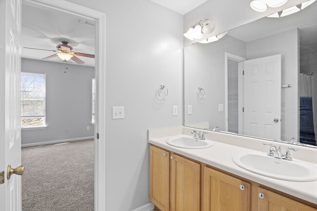 Building Photo - North Raleigh Townhouse with One Car Garage