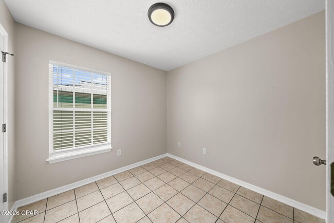 Building Photo - 615 Poinsettia Ct