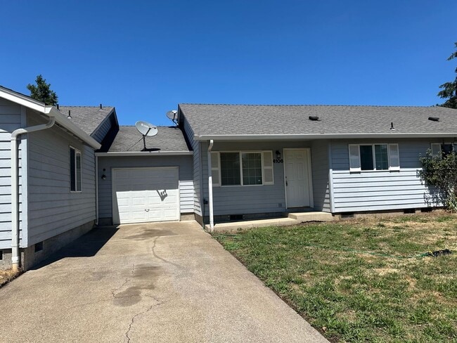 Primary Photo - Updated 2 bedroom 2 bath triplex in Spring...
