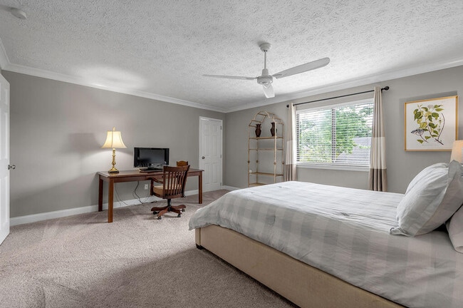 Building Photo - 500 Laketower Dr