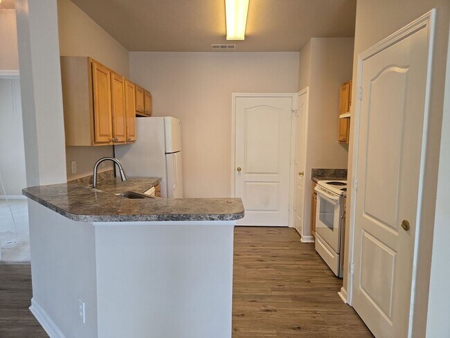 Building Photo - Welcome to this charming 2-bedroom, 2 bath condo in the heart of New Tampa