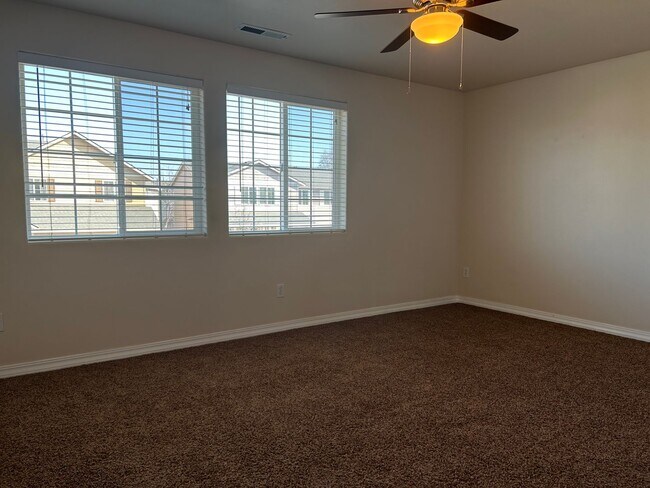 Building Photo - 4 bed, 2.5 ba - Golf Course living in Horn Rapids