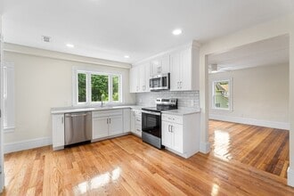Building Photo - 29 Sylvan St
